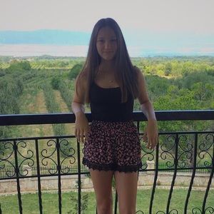 Meet your Posher, Eliona